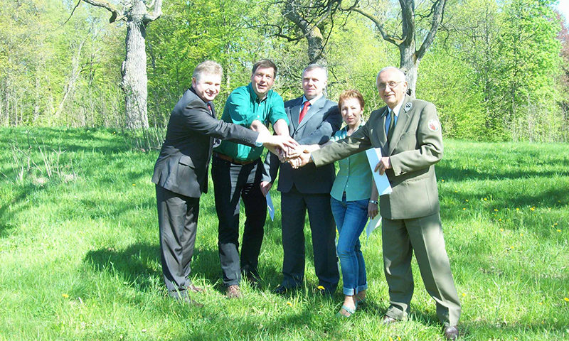 Die Schutzgebietsleiter besiegeln eine Kooperation unseres Nationalparks mit polnischen und weißrussischen Nationalparks und Landschaftsschutzparks.