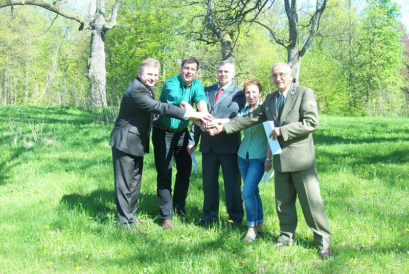 Die Schutzgebietsleiter besiegeln eine Kooperation unseres Nationalparks mit polnischen und weißrussischen Nationalparks und Landschaftsschutzparks.