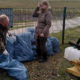 Foto (Michael Tautenhahn): Nationalparkrangerin und Schwedter Angler mit der Ausbeute der Müllsammelaktion