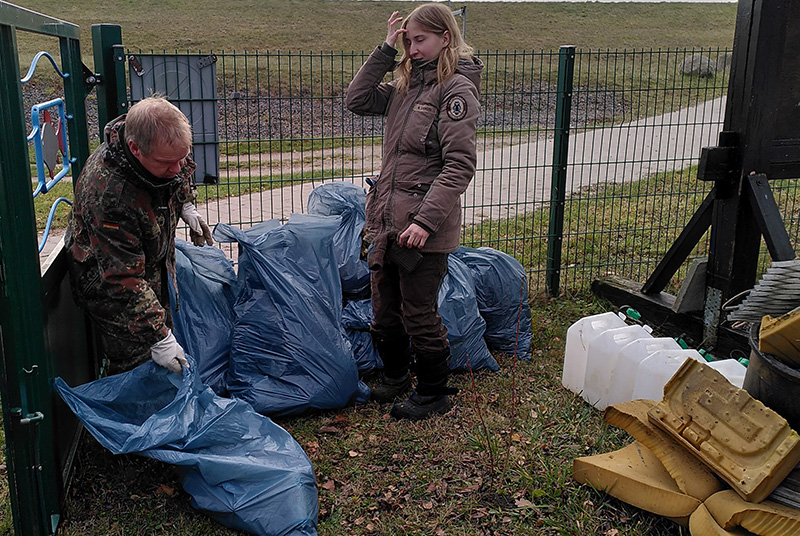 Foto (Michael Tautenhahn): Nationalparkrangerin und Schwedter Angler mit der Ausbeute der Müllsammelaktion